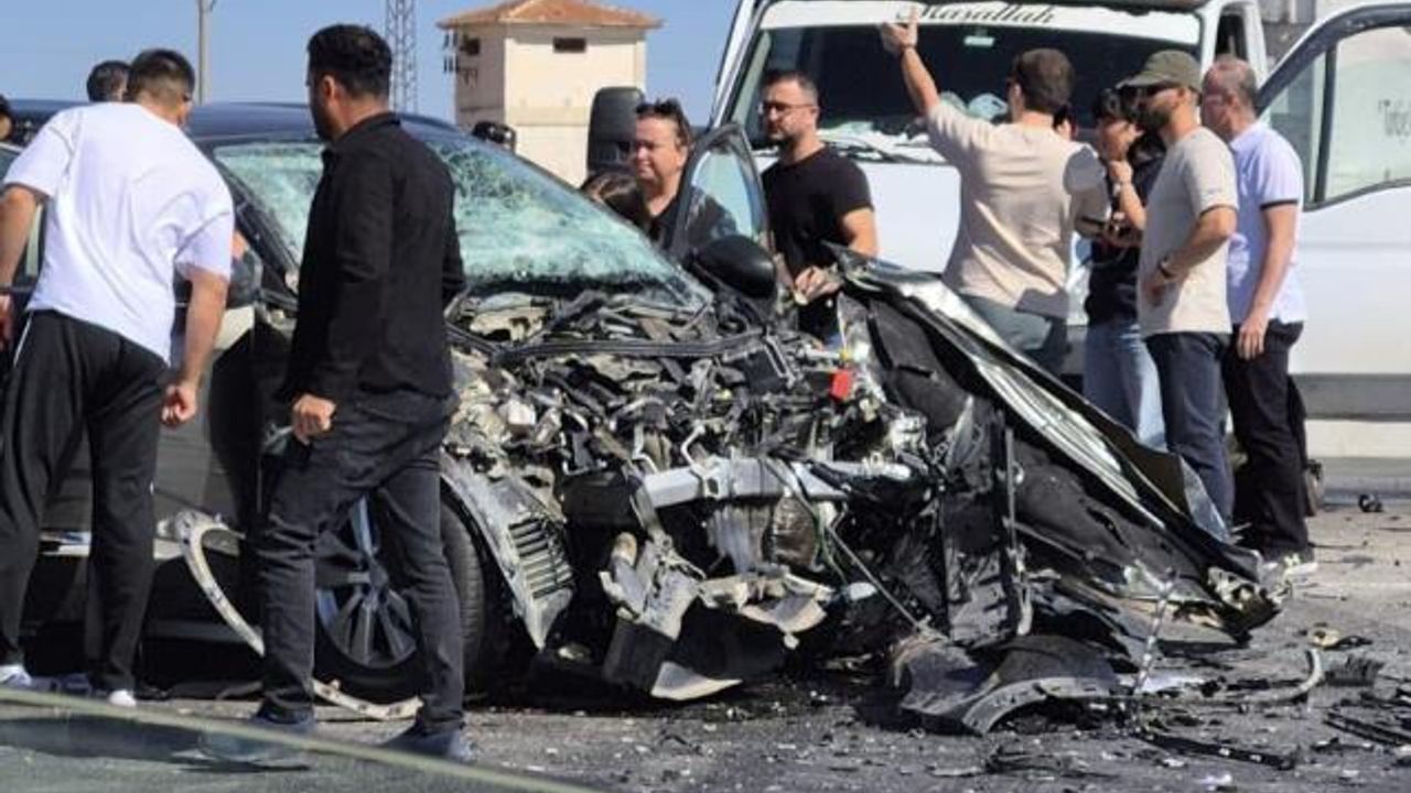 Otomobille kamyonet çarpıştı: 1'i ağır 5 yaralı