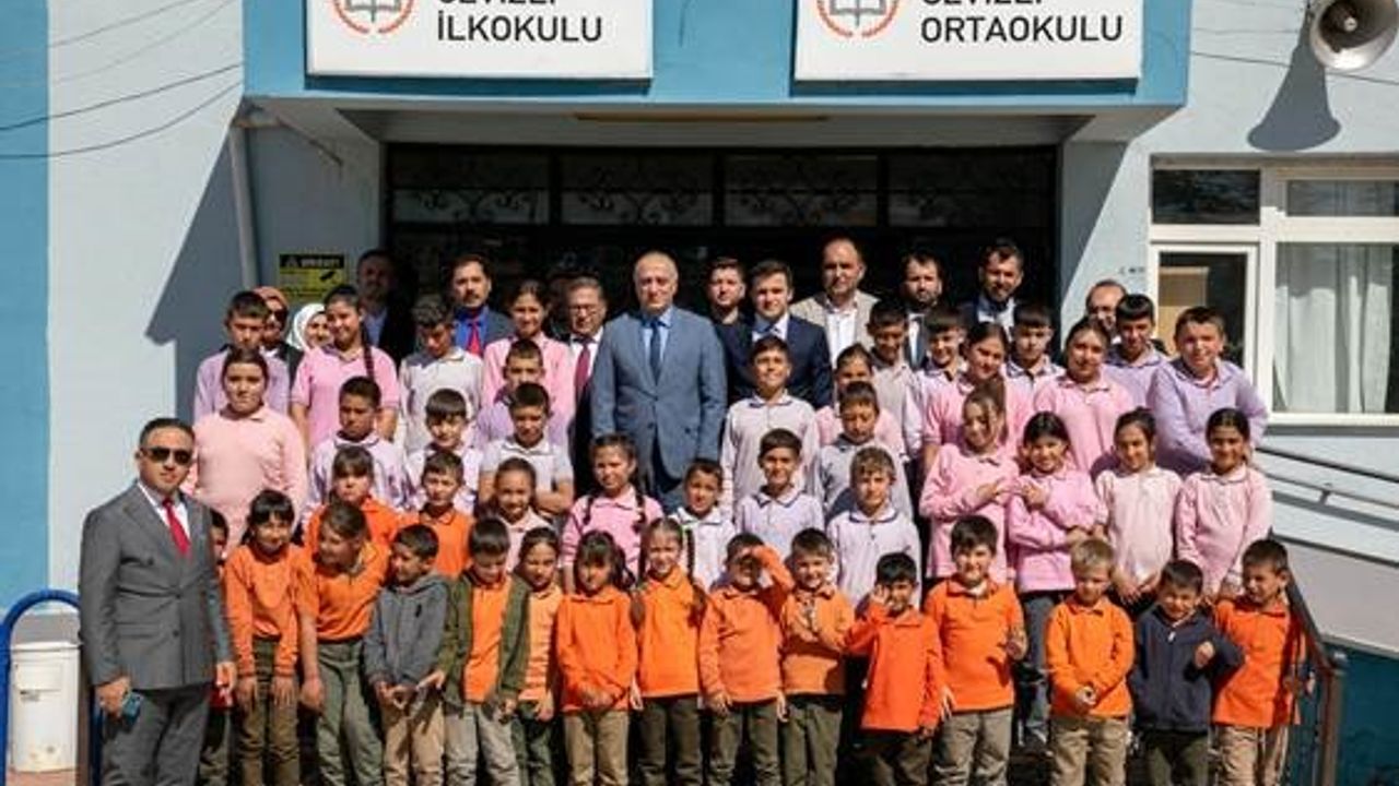 500 öğrenciye okul çantası hediye edildi