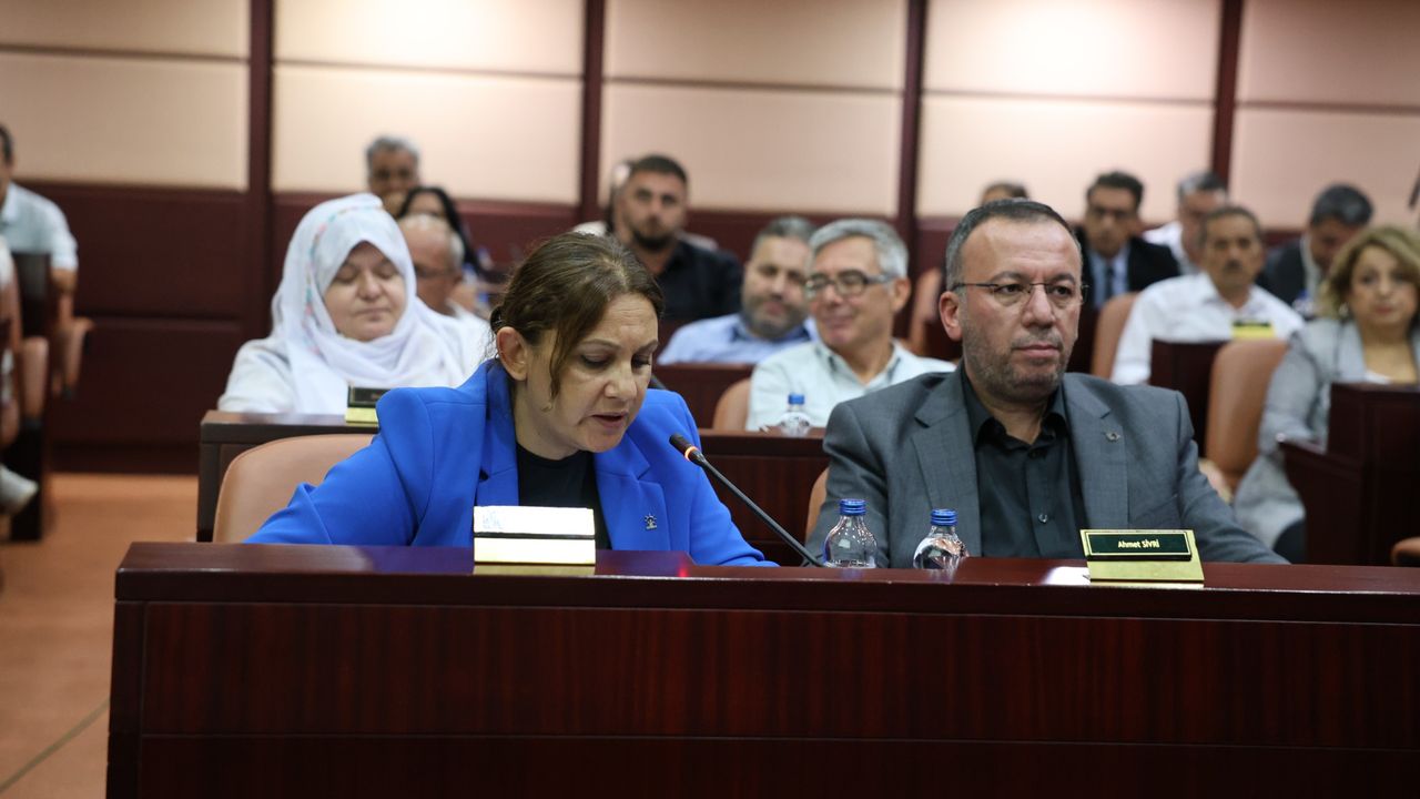 Eskişehir Büyükşehir Belediyesi Meclis toplantısında konuşan AK Parti Büyükşehir Belediye Meclis üyesi ,Plan Bütçe Komisyonu üyesi Özlem Ünalır taleplerini sıraladı