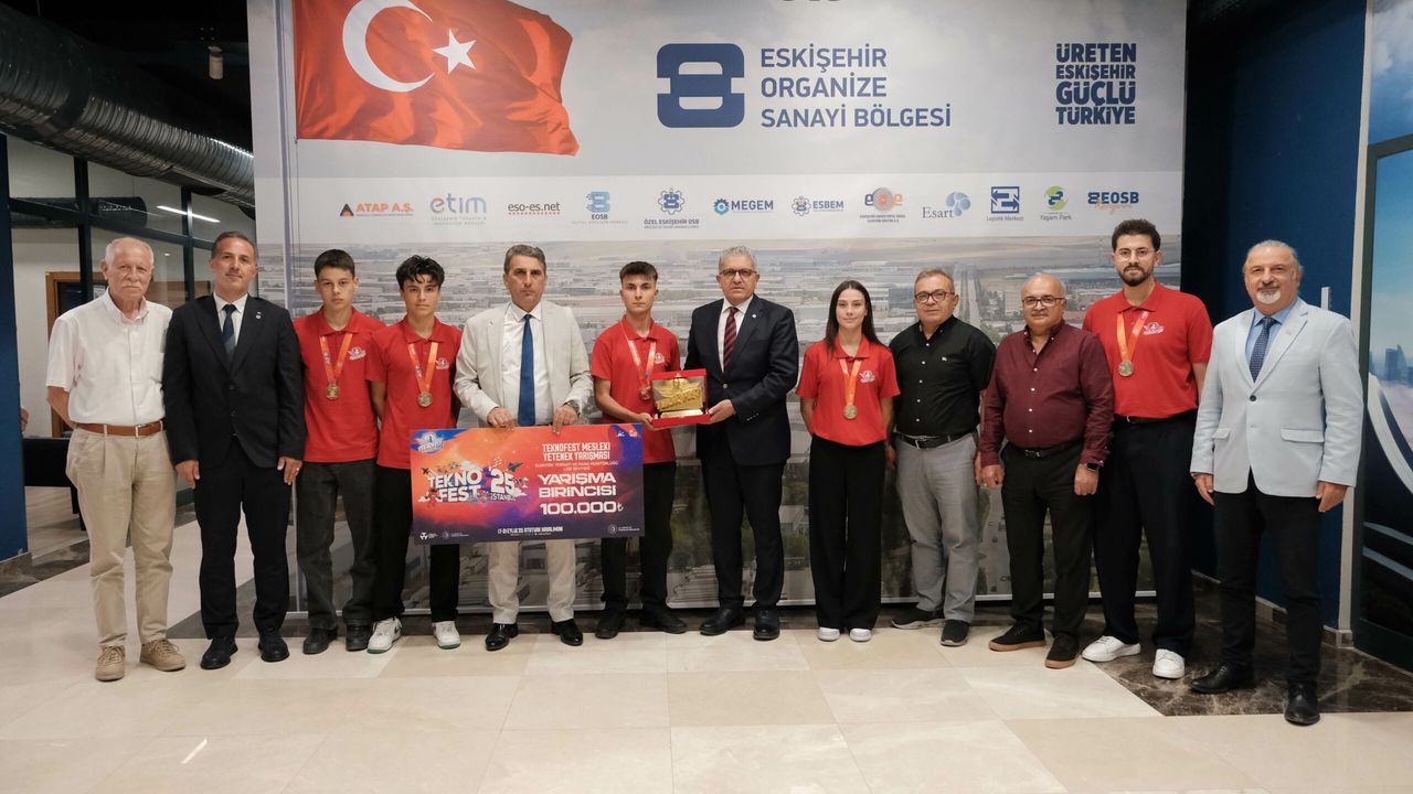 TEKNOFEST Birincileri Ödüllerini Başkan KÜPELİ ve Ekibine Takdim Etti