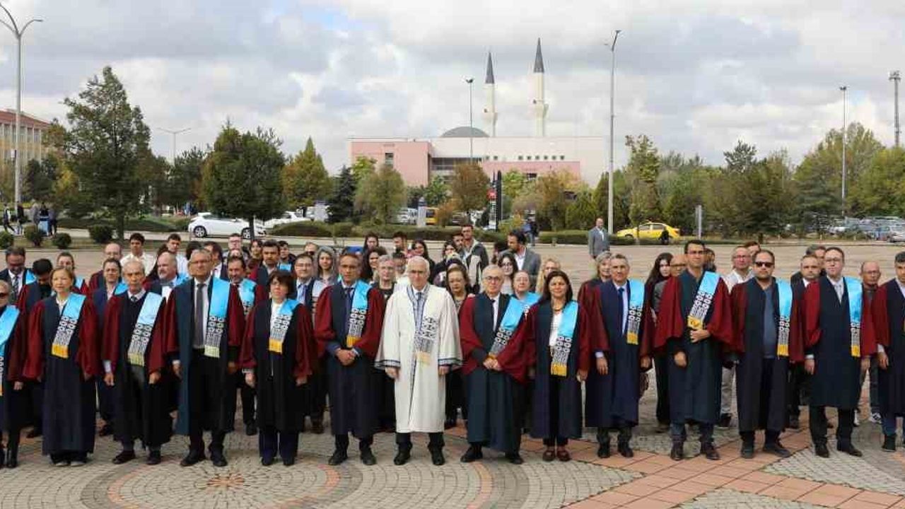 ESOGÜ’de 2025-2026 akademik yılı törenle açıldı: İlk dersin konusu ’Filistin’ oldu