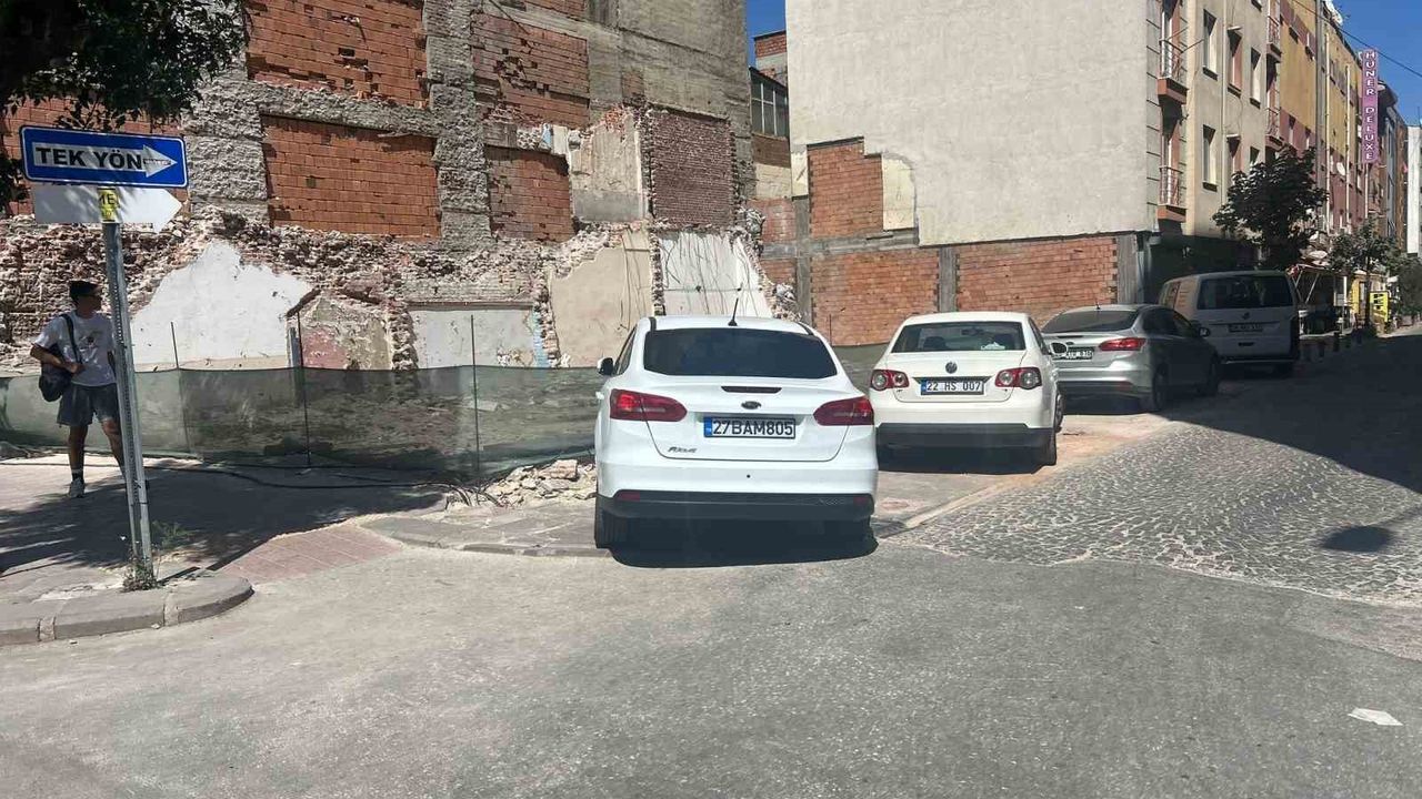 Kaldırım değil adeta park alanı