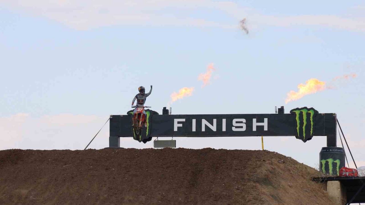 MX2 Dünya Gençler Motokros Şampiyonası final 2. yarışında şampiyon Langenfelder Simon