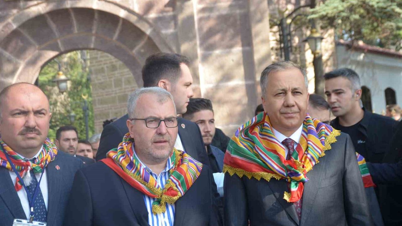 Bakan Yerlikaya, Ertuğrulgazi Türbesi’nde dua etti