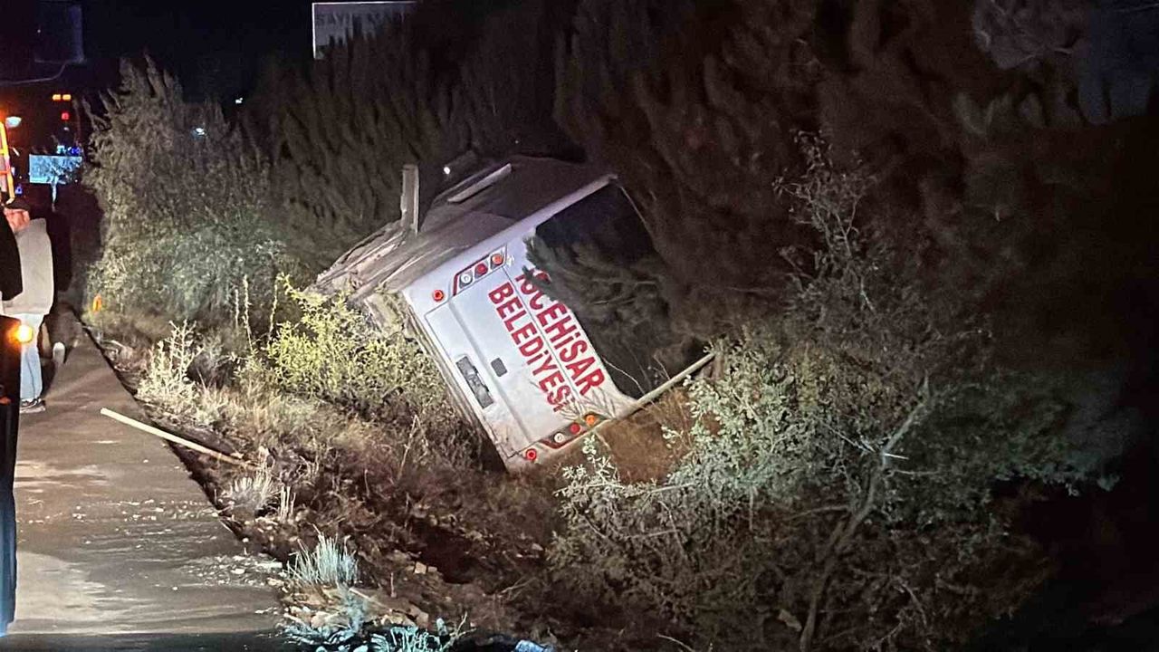 Afyonkarahisar’da midibüs devrildi: 12 yaralı