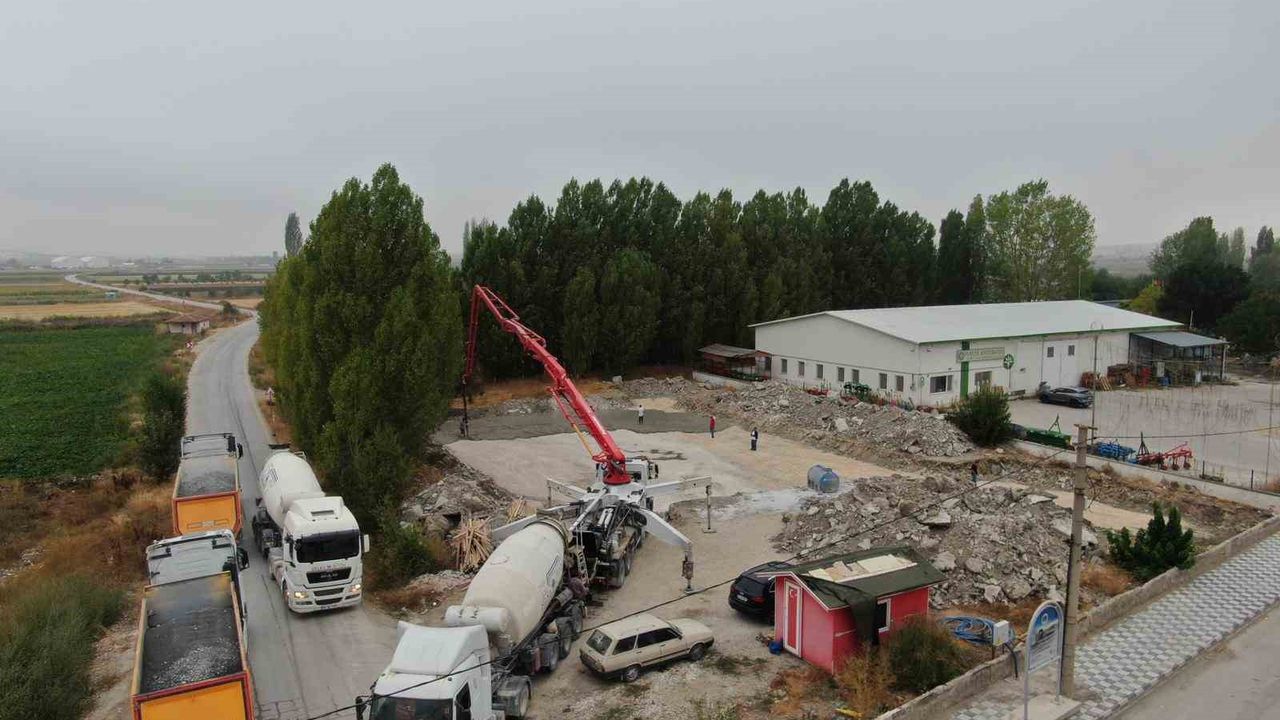 İnönü’de düğün salonu için ilk beton atıldı