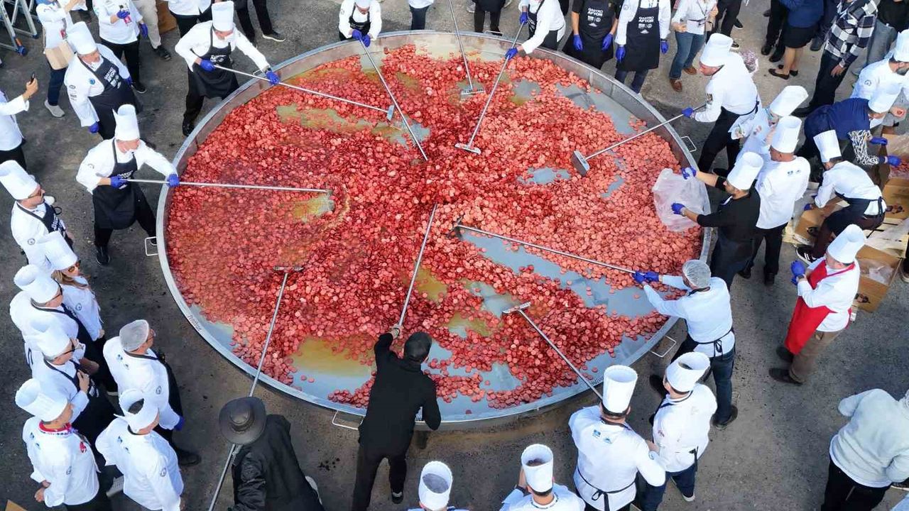 Bin 930 kiloluk dev sucuklu yumurta yaparak dünya rekoru kırdılar