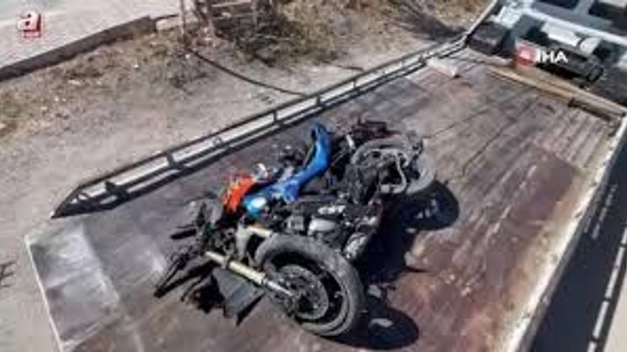 Motosiklet sürücüsünün ağır yaraladığı feci kaza kamerada