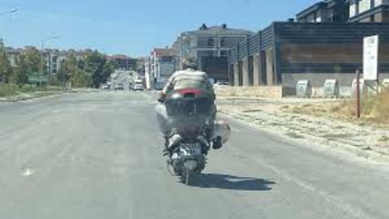 Kaskı kafasına değil motosikletin demirine taktı