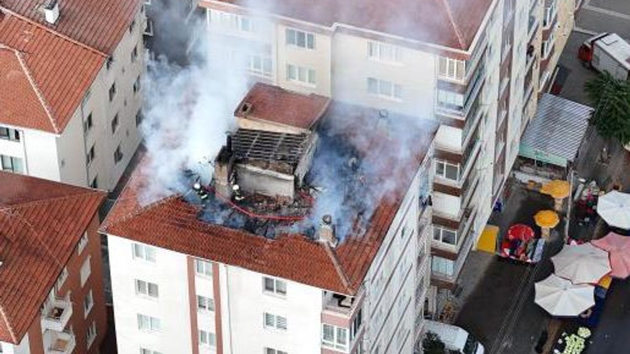 Eskişehir'de 7 katlı binanın çatısı alev alev yanarken onlar alışverişlerine devam etti