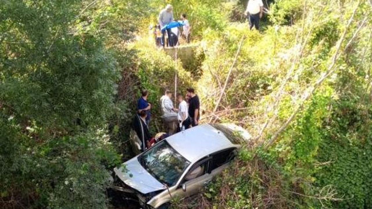 Seyir halindeyken tekerleği çıkan araç şarampole uçtu: 1'i ağır 2 yaralı