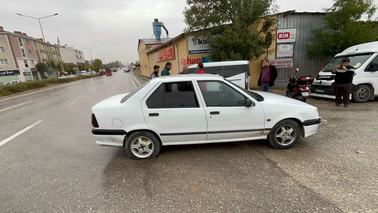 Çaldığı otomobilin patlayan lastiğine rağmen kilometrelerce polisten kaçtı, trafikteki araçlara çarptı