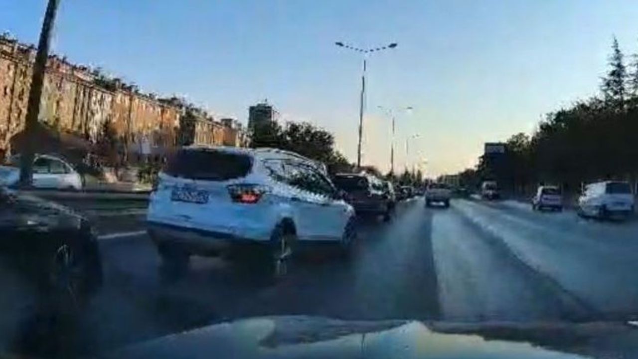 Kazadan dolayı yavaşlayan araca otomobilin arkadan çarpma anı kamerada