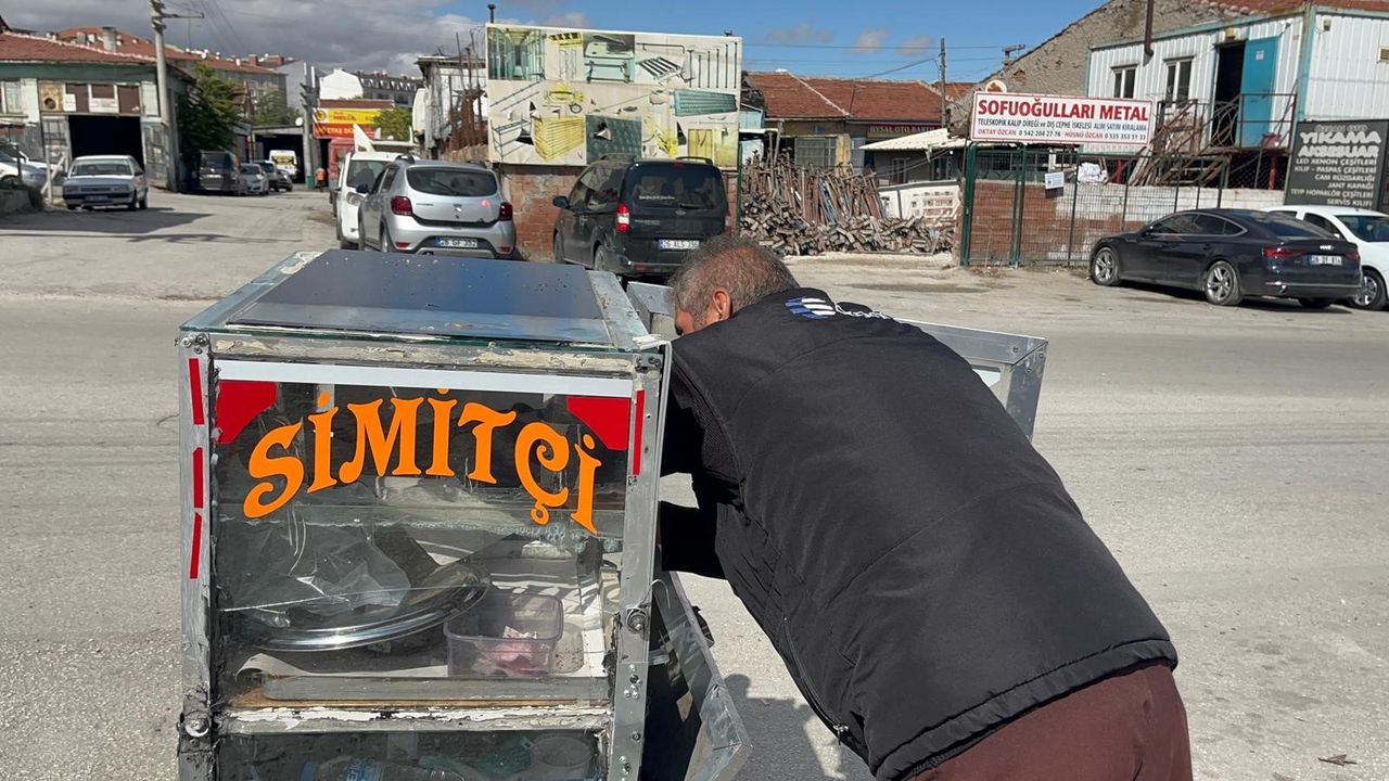 4 çocuğunu simit satarak okutuyor