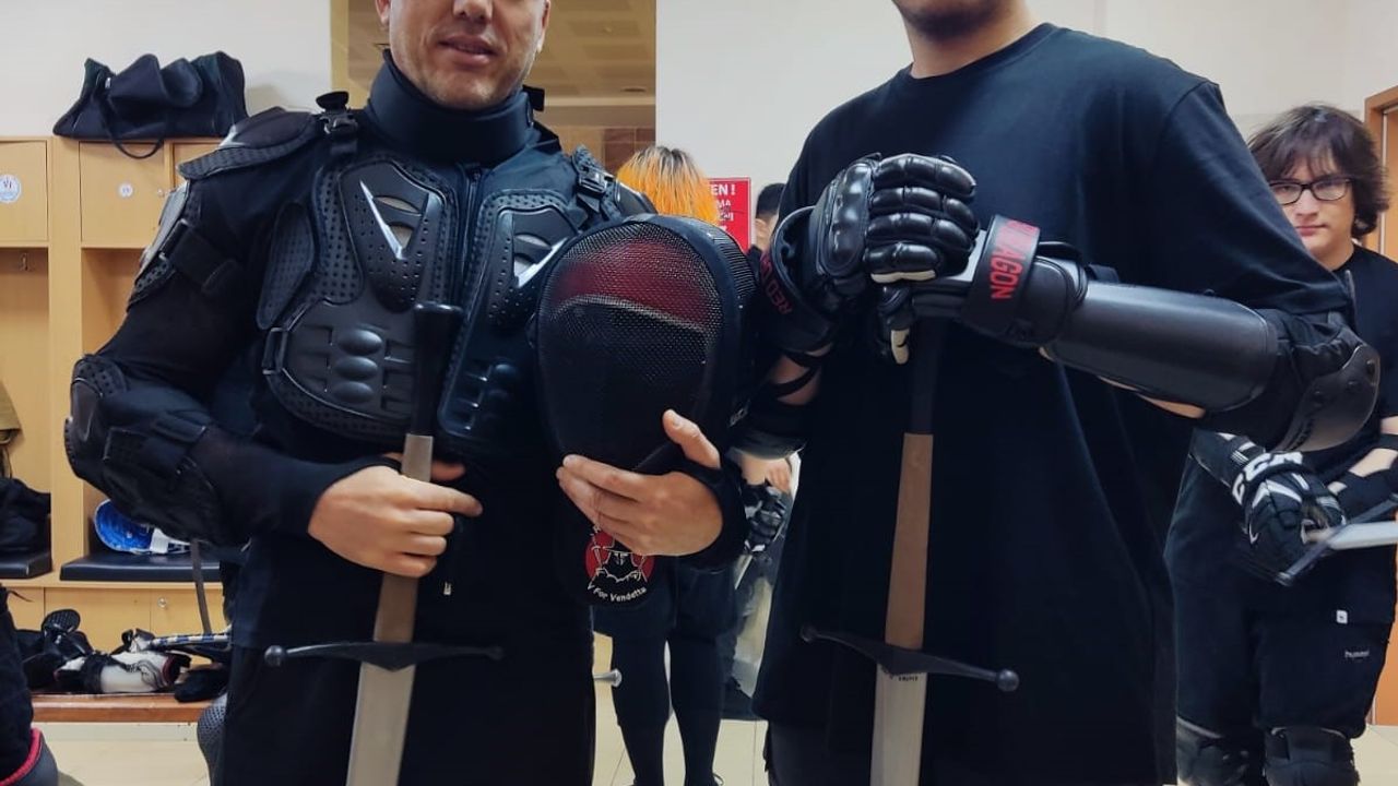 Video oyunu merakı baba-oğlu kılıç sporunda buluşturdu