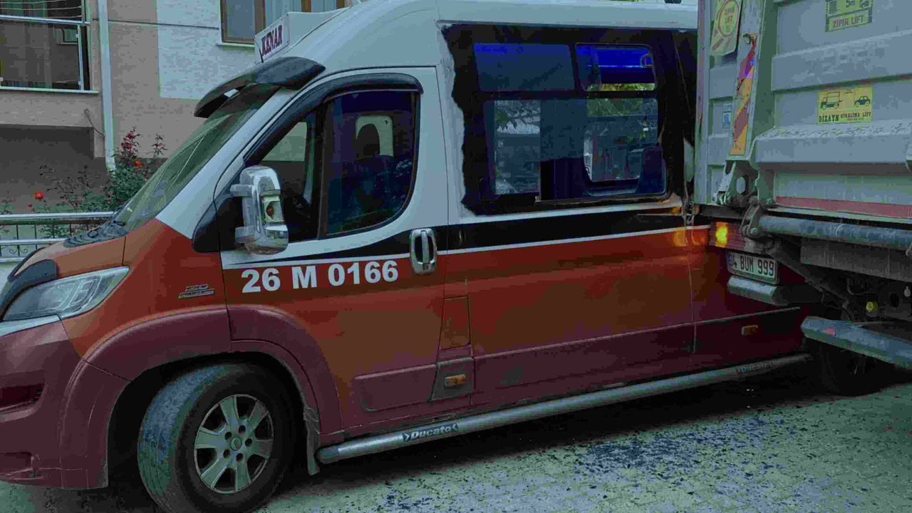 Tır ile minibüsün çarpıştığı kaza maddi hasarla atlatıldı