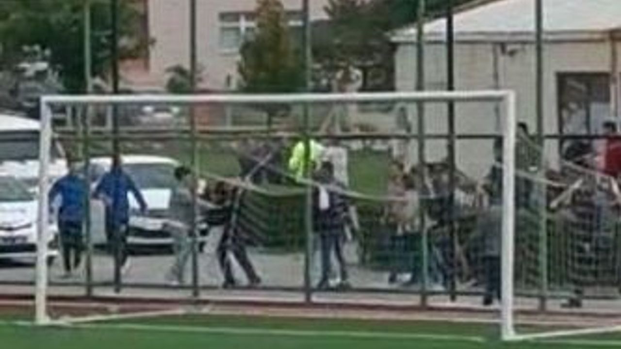 Amatör Futbolcunun bıçakla taraftarın üzerine yürüdüğü iddiası