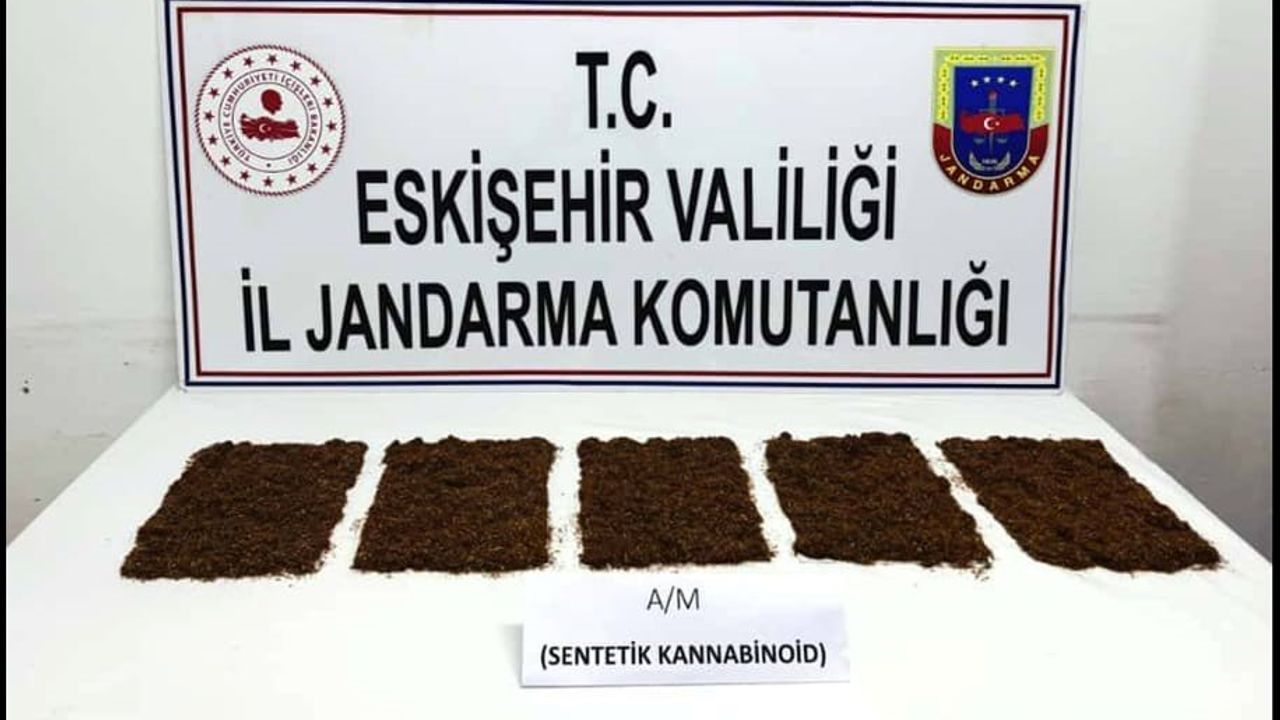 İlçeye uyuşturucu taşıyan 3 şahıs jandarma tarafından yakalandı