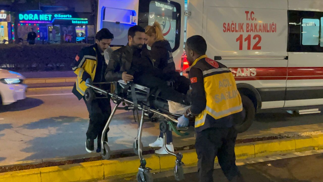 Kafe içinde bıçaklanan şahıs, sedye üzerinde telefonu elinden bırakmadı