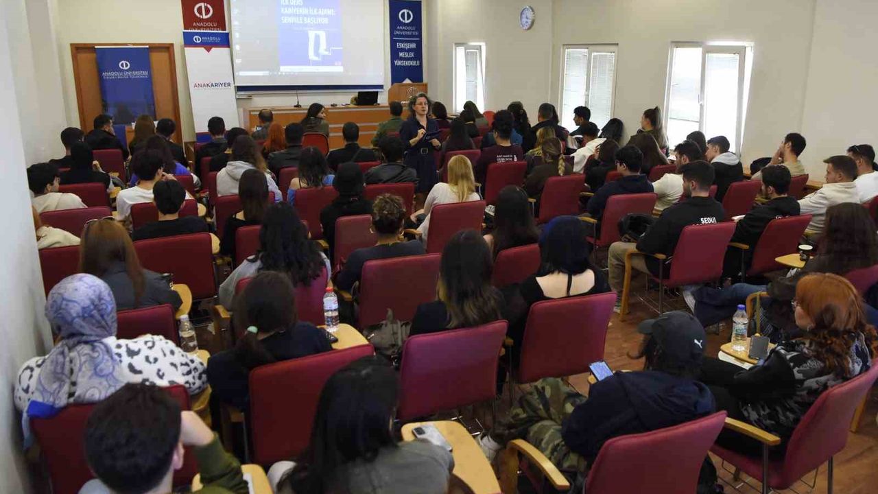 Anadolu Üniversitesi EMYO’da öğrenciler kariyer yolculuklarına hazırlandı