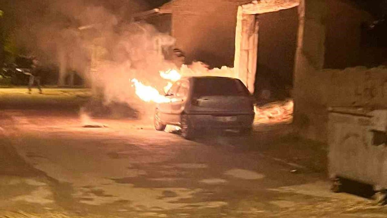 Park halindeki otomobil alev alev yandı