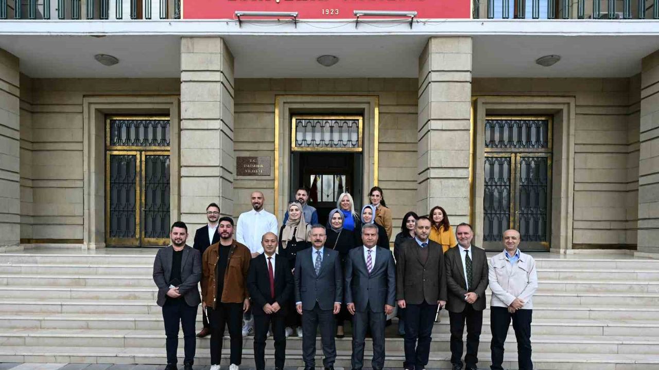 Hak kazanan gazetecilerin basın kartlarını Vali Aksoy teslim etti