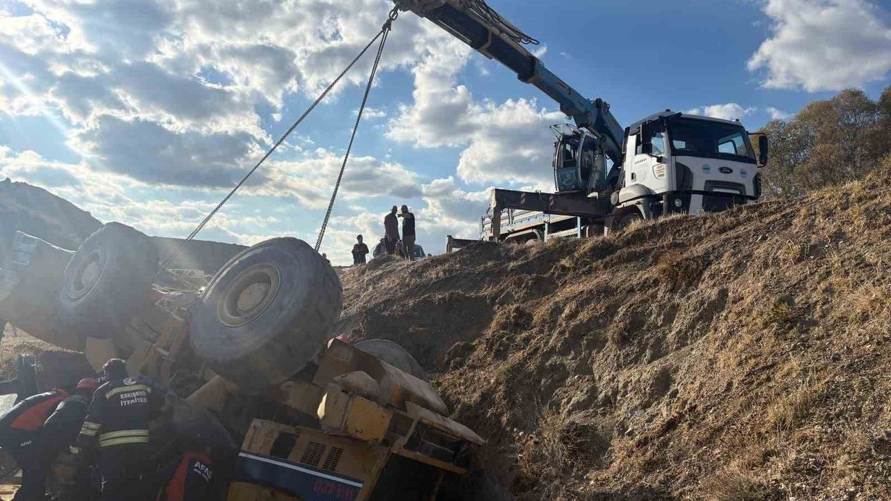 Devrilen iş makinesi altında kalan operatör kurtarıldı