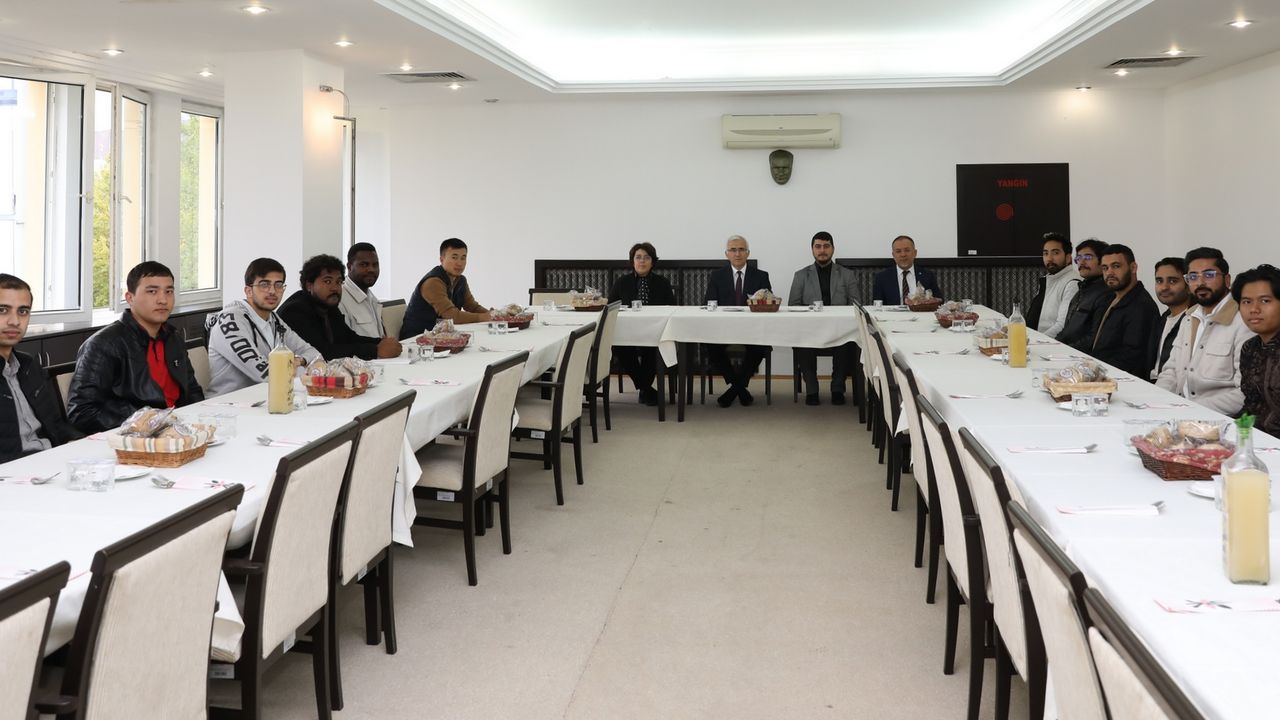 ESOGÜ Yönetimi Uluslararası Öğrencilerle Öğle Yemeğinde Bir Araya Geldi