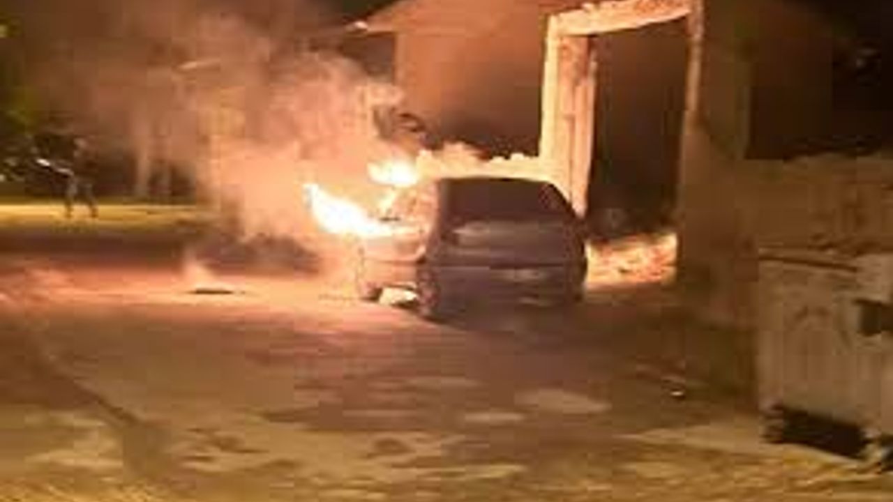 Park halindeki otomobil alev alev yandı