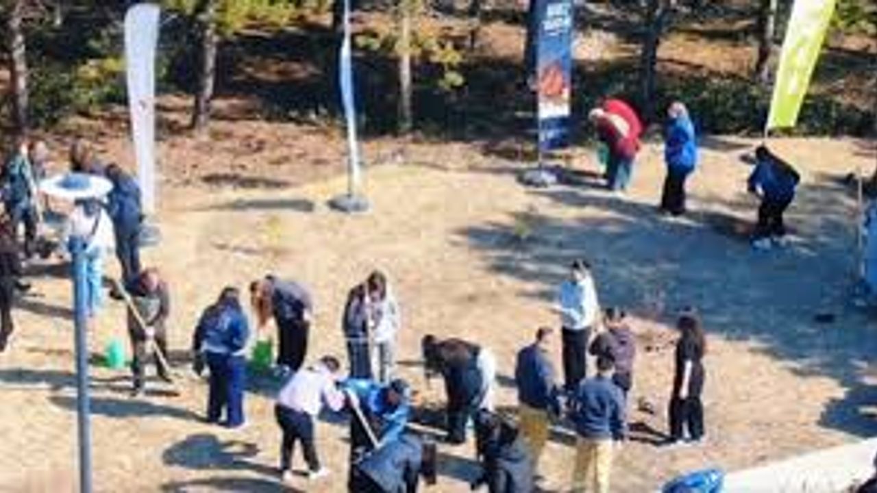 Öğrenciler, polis ekipleriyle birlikte fidan dikti