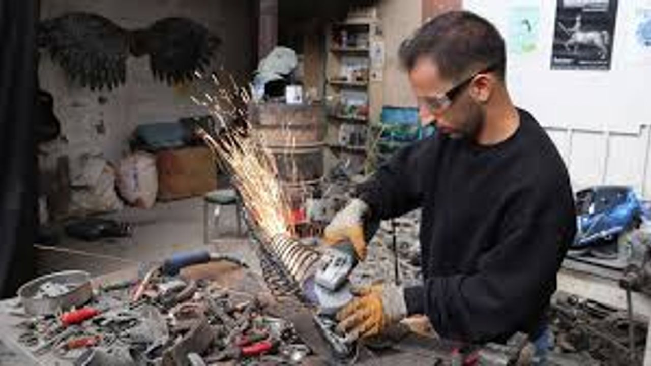 Hurdaları aile mesleği olan balıkçılık figürlerine dönüştürüyor