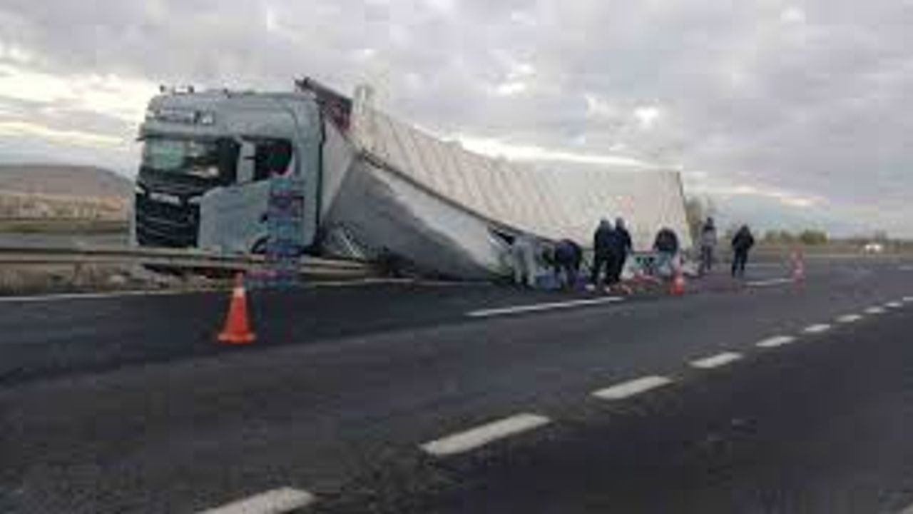 Sivrihisar’da sebze yüklü tır devrildi