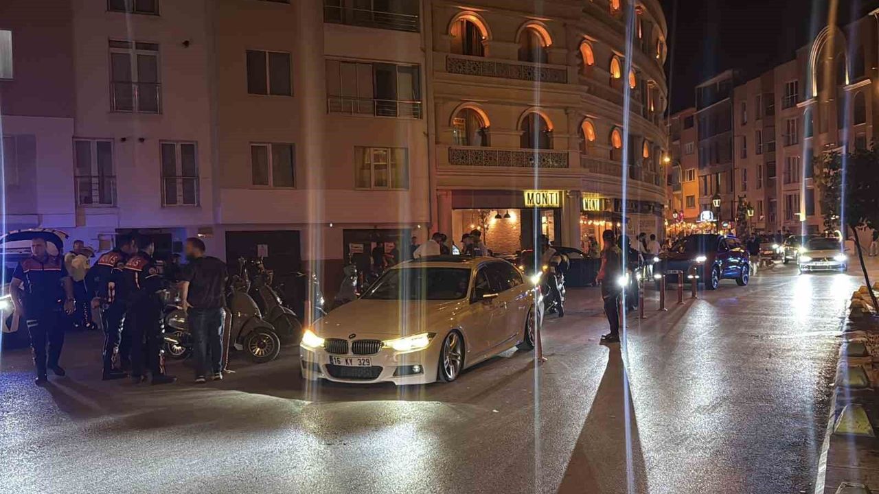 Eskişehir'de polisten araç gürültüsünün yoğun olduğu sokakta kapsamlı denetim