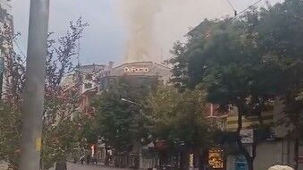 Eskişehir’de giyim mağazasının çatısında yangın çıktı