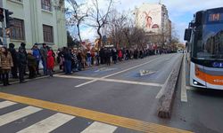 Yüzlerce vatandaş Sivrihisar Dövme Sucuk Festivali’ne gitmek için sıraya girdi