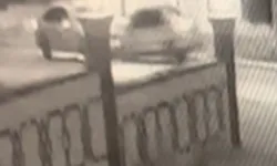 İki otomobilin kafa kafaya çarpıştığı kaza kamerada: 1 ölü, 5 yaralı