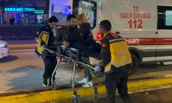 Kafe içinde bıçaklanan şahıs, sedye üzerinde telefonu elinden bırakmadı