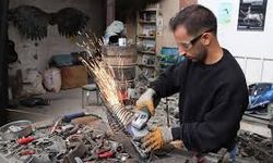 Hurdaları aile mesleği olan balıkçılık figürlerine dönüştürüyor