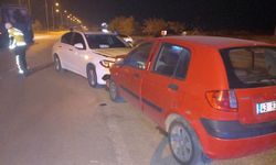 Kotrolden çıkan otomobil radar görevi yapan polis aracına çarptı, 2 kişi yaralandı