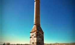 Yanan caminin minaresi 200 yılı aşkın süredir zamana meydan okuyor