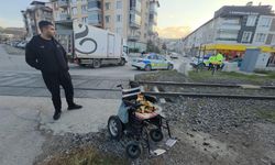 geçitte akülü aracHemzemin geçitte devrilen engelli vatandaş yaralandı