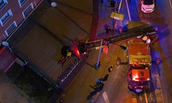 2'nci kattan kafenin tentesine düşen şahsı itfaiye aşağıya indirdi