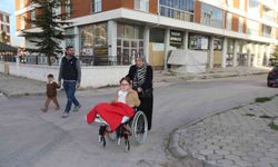 Bir bacağı kısa olan kızını her gün okula kucağında taşıyan anneden 'asansör' talebi