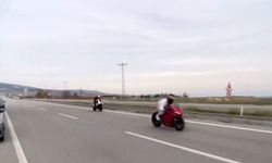 Saatte 200 kilometre hızı geçen motosikletlerin caddede yaptığı yarış korkuttu