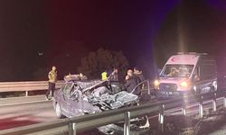 Tıra arkadan çarpan otomobil hurda yığınına döndü: 1 ölü