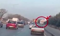 Minibüsün kaldırımda ilerlediği görüntüler sosyal medyada viral oldu