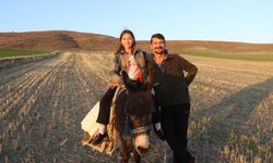 Küçük kız baba mesleği çobanlığı devam ettiriyor