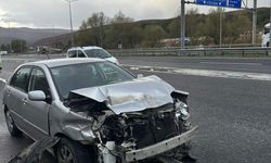 Otomobil beton bariyerlere çarptı: 2 yaralı