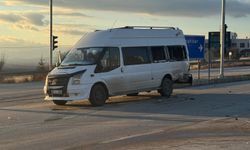 Servis aracıyla otomobil çarpıştı, 18 kişi yaralandı