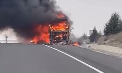 Seyir halindeki yolcu otobüsü alev alev yandı: 25 yolcu son anda kurtuldu